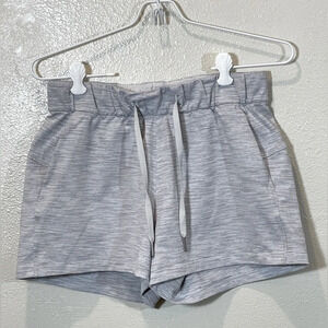 Lululemon On The Fly Short *2.5" Wee Are From Space Ice Grey Alpine White / Ice